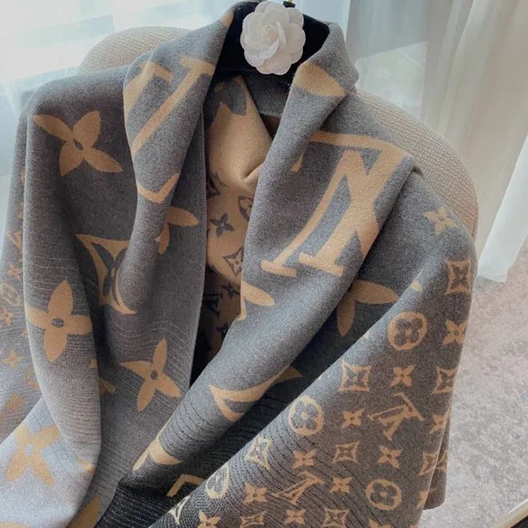 💎✨AUTHENTIC✨💎Louis Vuitton scarf - Picture 4 of 5